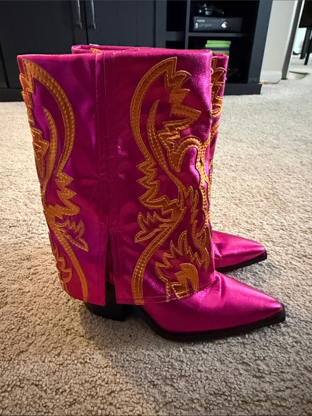 Azalea Wang Esperanza Western Style Bootie in Metallic Fuchsia. size 7 - Picture 2 of 9